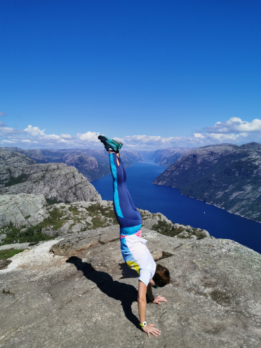 Isabel Rodríguez (Julio 2019)    Handstand in Preikestolen 